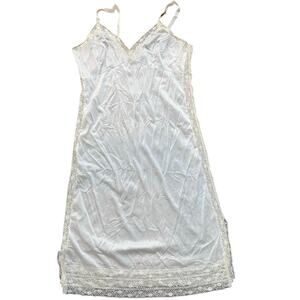 Vanity Fair Women's White Rosette Lace V-neck Full Slip Dress Size 40